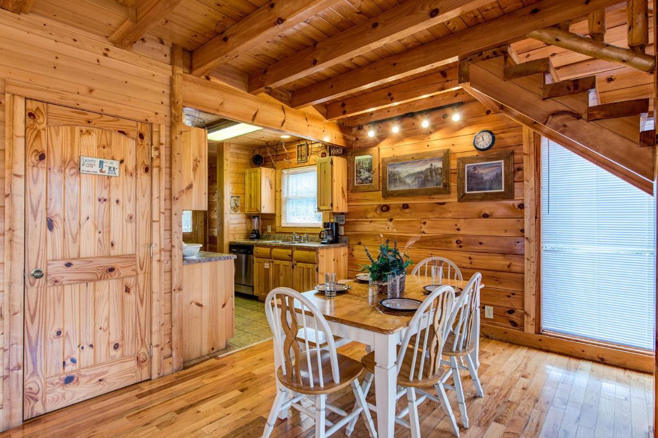 Secret Romance, 2 Bedrooms, Sleeps 8, Pool Table, Hot Tub, Arcade Gatlinburg Exterior photo