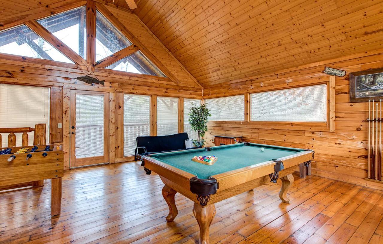 Secret Romance, 2 Bedrooms, Sleeps 8, Pool Table, Hot Tub, Arcade Gatlinburg Exterior photo