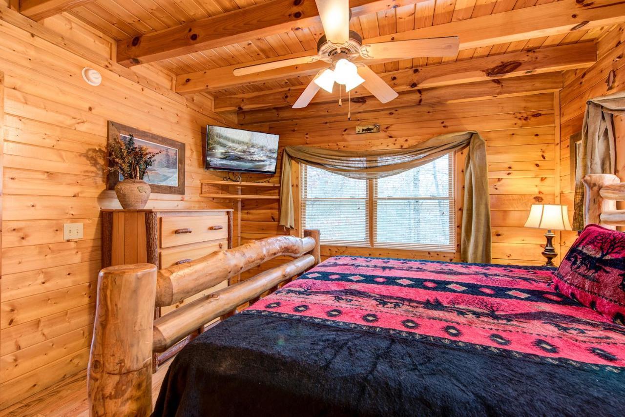 Secret Romance, 2 Bedrooms, Sleeps 8, Pool Table, Hot Tub, Arcade Gatlinburg Exterior photo